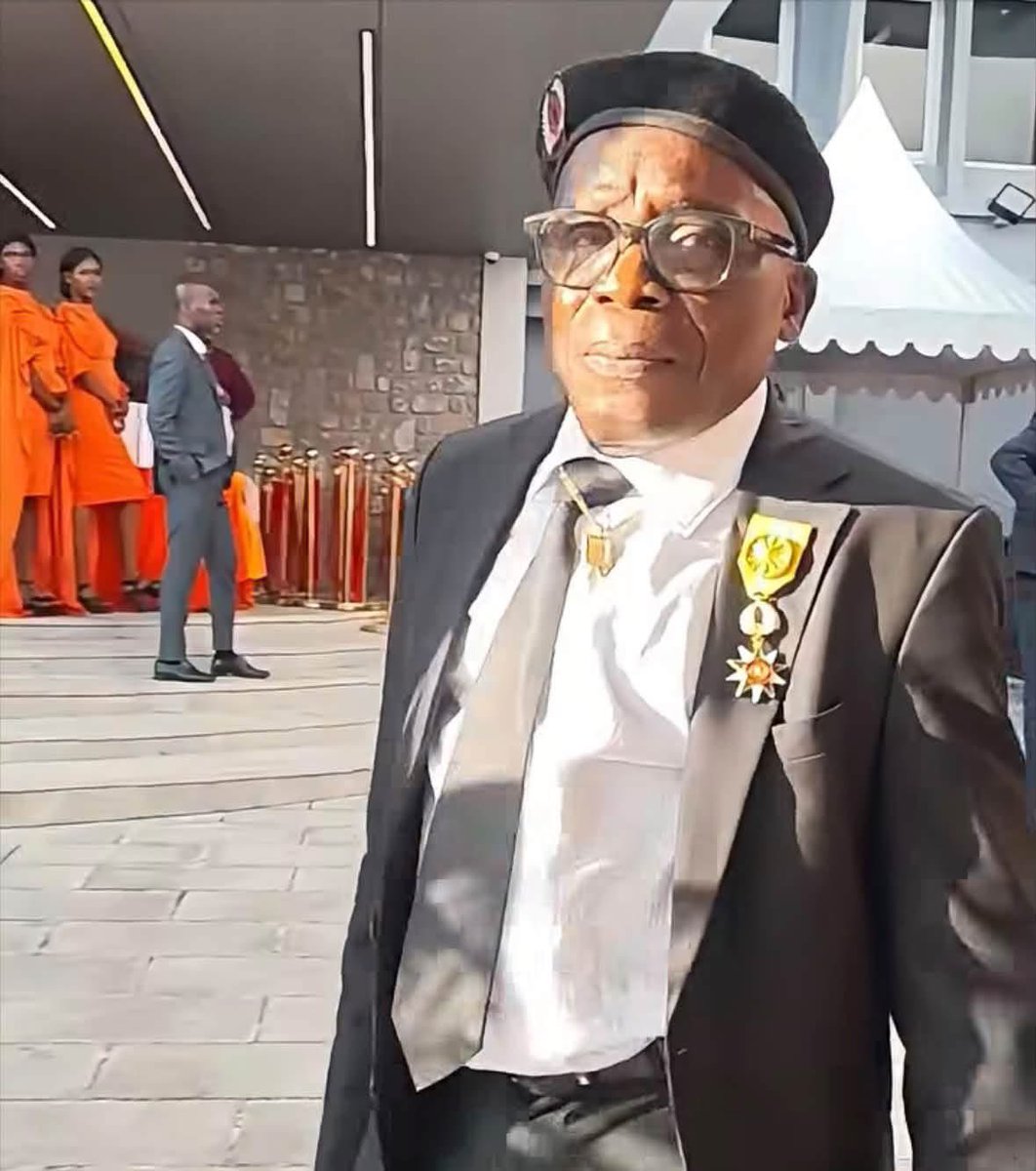 lemedia100filtr's tweet photo. 🇨🇮Michel Gohou honoré par la Nation !

L’emblématique comédien ivoirien Michel Gohou a été élevé au grade d’Officier de l’Ordre du Mérite ivoirien, lors d’une cérémonie tenue à la Grande Chancellerie.

Une distinction qui vient saluer son immense contribution au rayonnement de la culture et de l’humour ivoiriens. 👏🏾❤️

Félicitations à Gohou Michel pour cette belle reconnaissance ! 🎖️