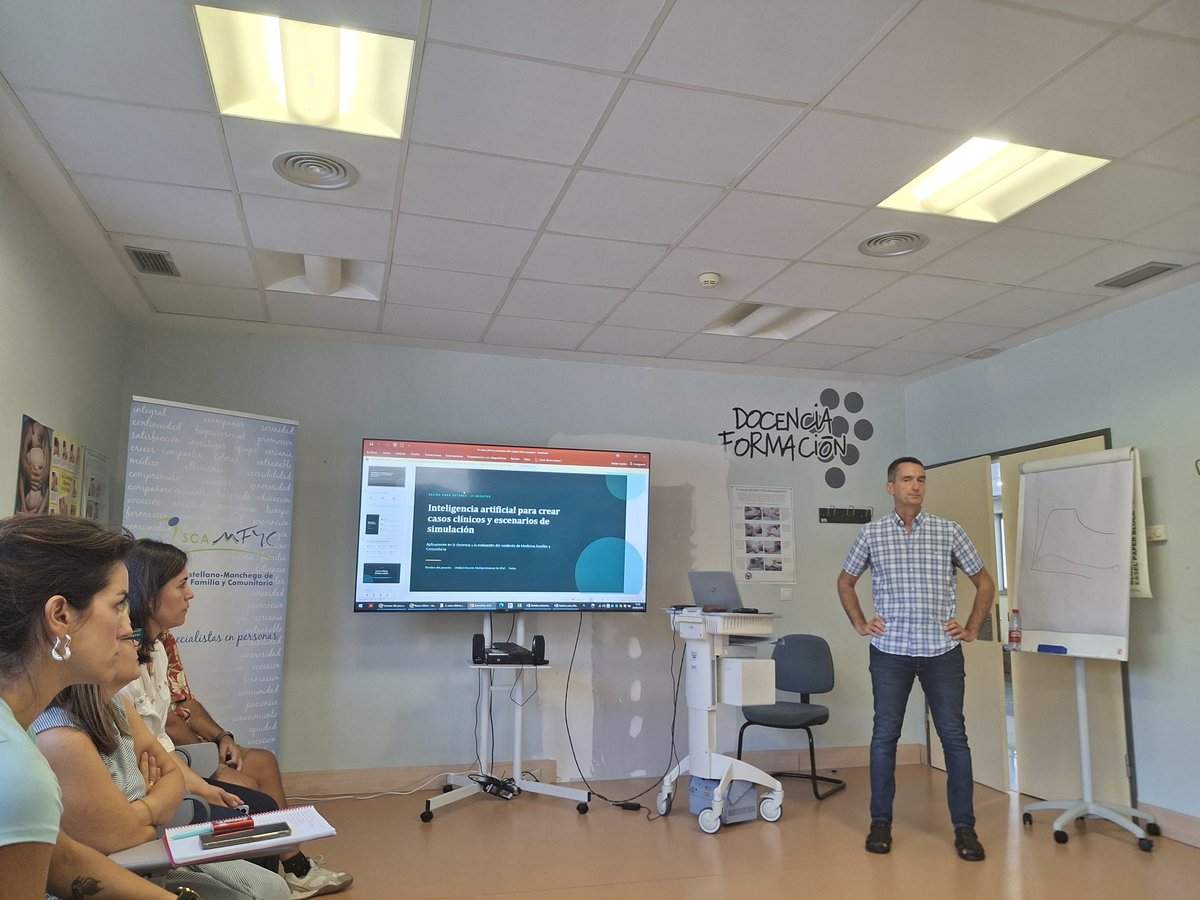 SCAMFYC's tweet photo. I Jornada de Tutores de MFy C en Cuenca.

Jaime Bona, hablando de IA en docencia . https://t.co/kNJbPdftM2