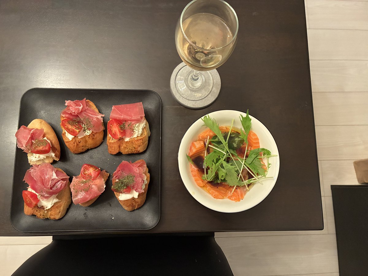 092753a's tweet photo. 明日誕生日なのでお祝い✨️
まだサラダとステーキとスープもあるよ
食べたかったらピザもあるよ

シェフ：俺！
ホール：俺！
主賓：俺！
参加者：俺！ https://t.co/TufStrp8Zn