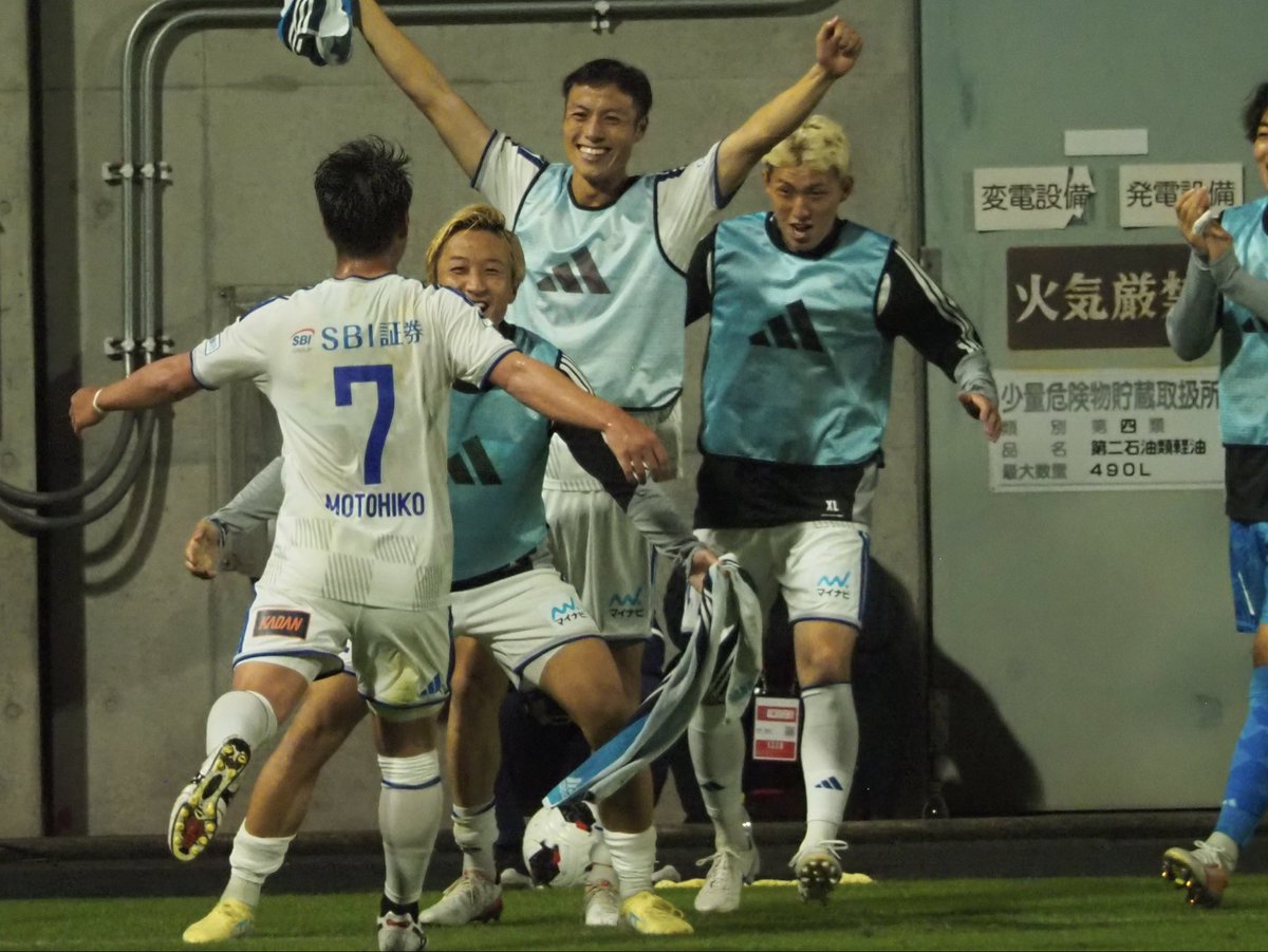 ayapeanuts's tweet photo. もっくん、PK決めたらゴール裏行くかなー思ってたんだけど。
こっちのサポーターの方に行ってた。 https://t.co/j8EjfFEn6D