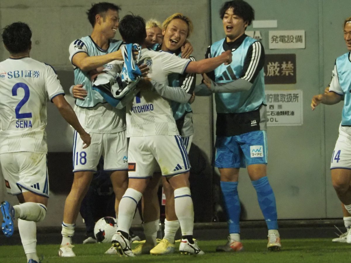 ayapeanuts's tweet photo. もっくん、PK決めたらゴール裏行くかなー思ってたんだけど。
こっちのサポーターの方に行ってた。 https://t.co/j8EjfFEn6D