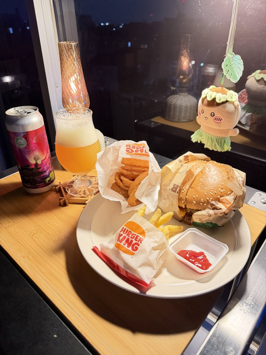 ayano_kimono's tweet photo. 宴じゃ🍔🍟🍺✨
#tgis
#ベランダ晩酌
#WCB #FullHopArchemistR9 https://t.co/1iQp3NgBGt