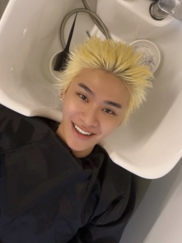 kh1ovele's tweet photo. เบื้องหน้า                                             เบื้องหลัง https://t.co/O97KM82Dht