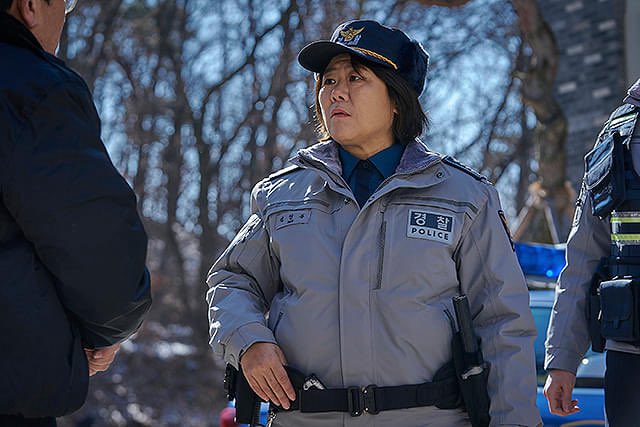 TABECHAUYO's tweet photo. 『白い車に乗った女』病院に怪我を負った姉妹が来る。警察が意識のある方に聞き取りをするが、やがて2人は赤の他人だと判明し…。韓国産ミステリー。話を二転三転四転と転がす凄い作り込まれた展開に引き込まれっぱなし。主人公の女性警官が事件を通してトラウマと対峙するドラマも物凄く良い。名作。 https://t.co/xqFq1fjSBZ