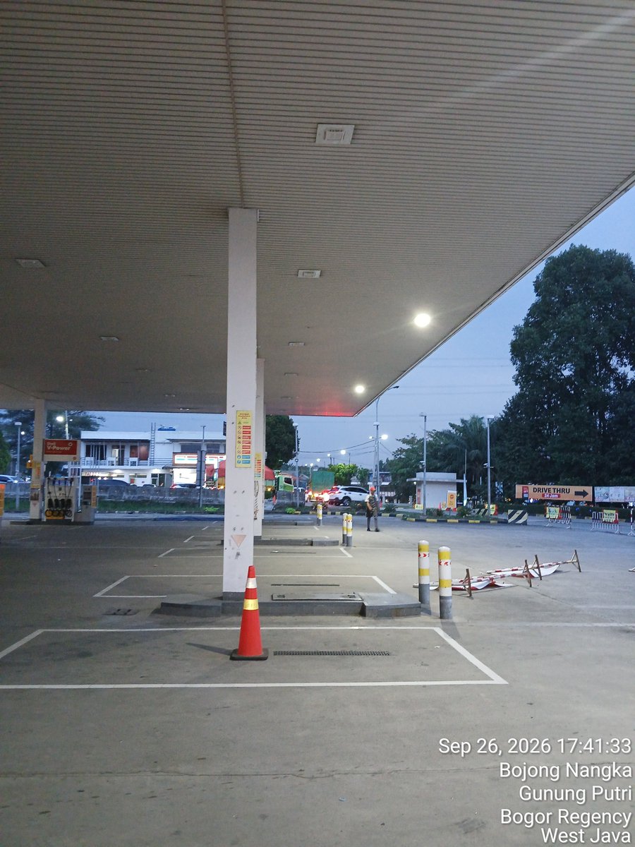 omslam's tweet photo. SPBU Pertamina Rest Area 21 arah Jakarta selalu bikin pintu bikin macet, kudu dipikirin jalan lurus nya dibuka, agar antriannya tidak menutup pintu masuk ke area lain kuliner https://t.co/MB4c2Oq5Pv