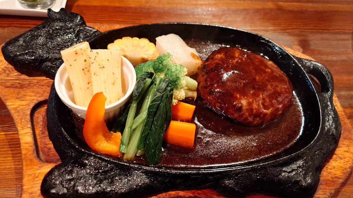 hirohiroyomi's tweet photo. #チムニー
伊万里牛美味しかった😋
レモンステーキはとろけるぐらい柔らかかった🥩 https://t.co/mUq0cfGq2e