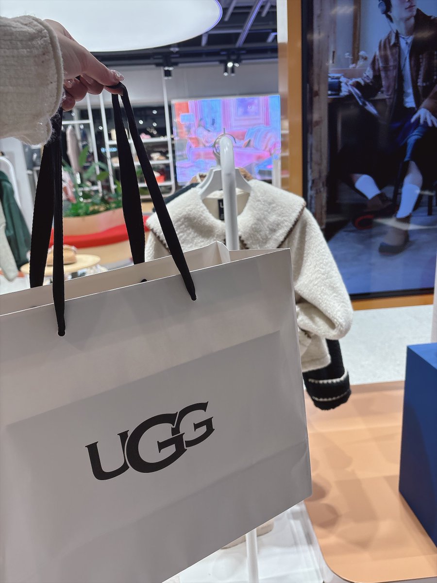 ams2tae's tweet photo. ウォニョン様の🇰🇷UGG厚底サンダル買いました🥀❤️‍🔥
実物可愛すぎてやばい🥰
日本ではまだ販売してないぽいﾉﾈ🫠 https://t.co/tFMxUp4m1r