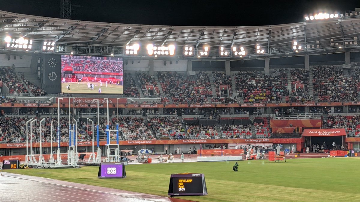 rikupapa48's tweet photo. 反対側でやってる十種競技の走高跳がおもろい！
丸山選手が2m00クリア！！

 #アジア大会 
 #アジア大会陸上 https://t.co/OASEucYEba