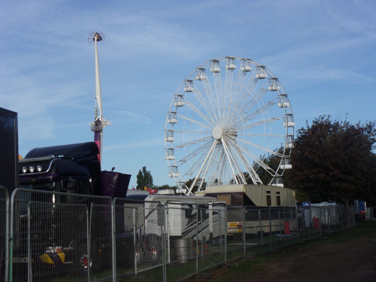bri18282130's tweet photo. Big Wheel #Peterborough #Cambridgeshire #uk #loveukweather #ukweather #clouds #bigwheel #funfair https://t.co/PZoBrgzf5c