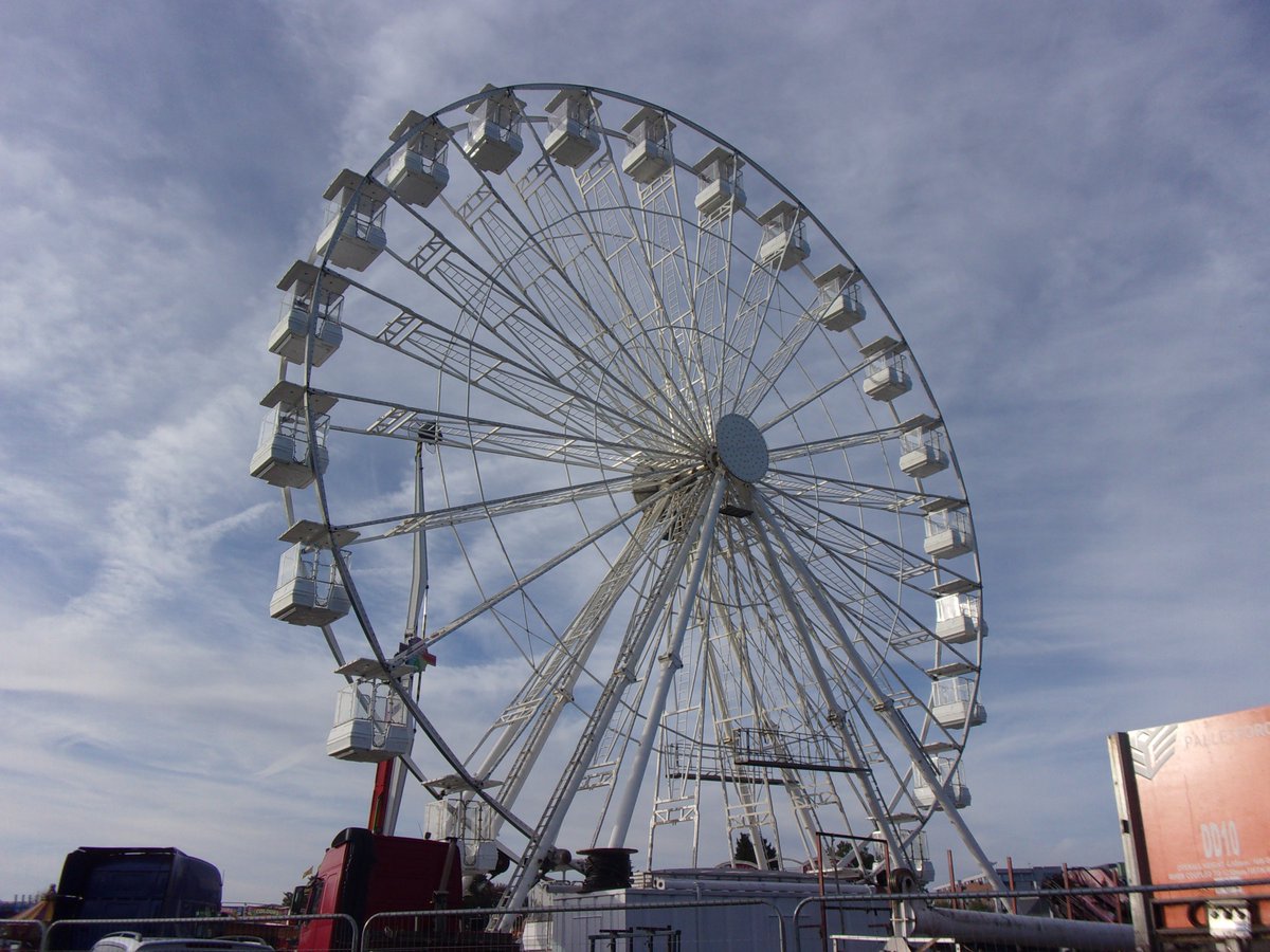bri18282130's tweet photo. Big Wheel #Peterborough #Cambridgeshire #uk #loveukweather #ukweather #clouds #bigwheel #funfair https://t.co/PZoBrgzf5c
