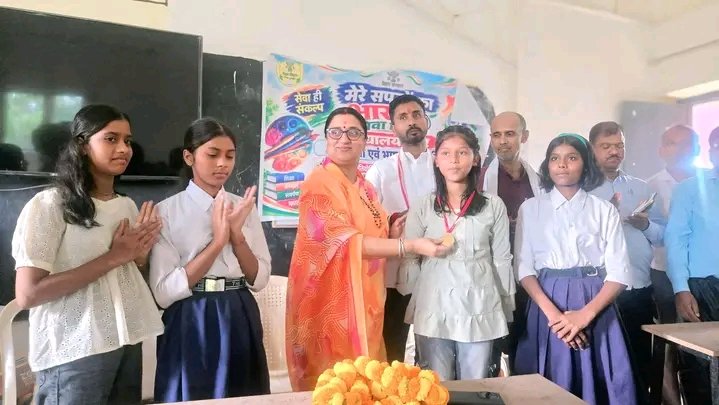 AmritaRathodBJP's tweet photo. पीएम श्री +2 उच्च विद्यालय, लारी में ‘सेवा संकल्प अभियान’ के अंतर्गत ‘विकसित भारत 2047’ विषय पर आयोजित भाषण एवं चित्रकला प्रतियोगिता में मुख्य अतिथि के रूप में उपस्थित होकर विद्यार्थियों से संवाद करने का अवसर मिला। https://t.co/5EzBQ6MaEQ