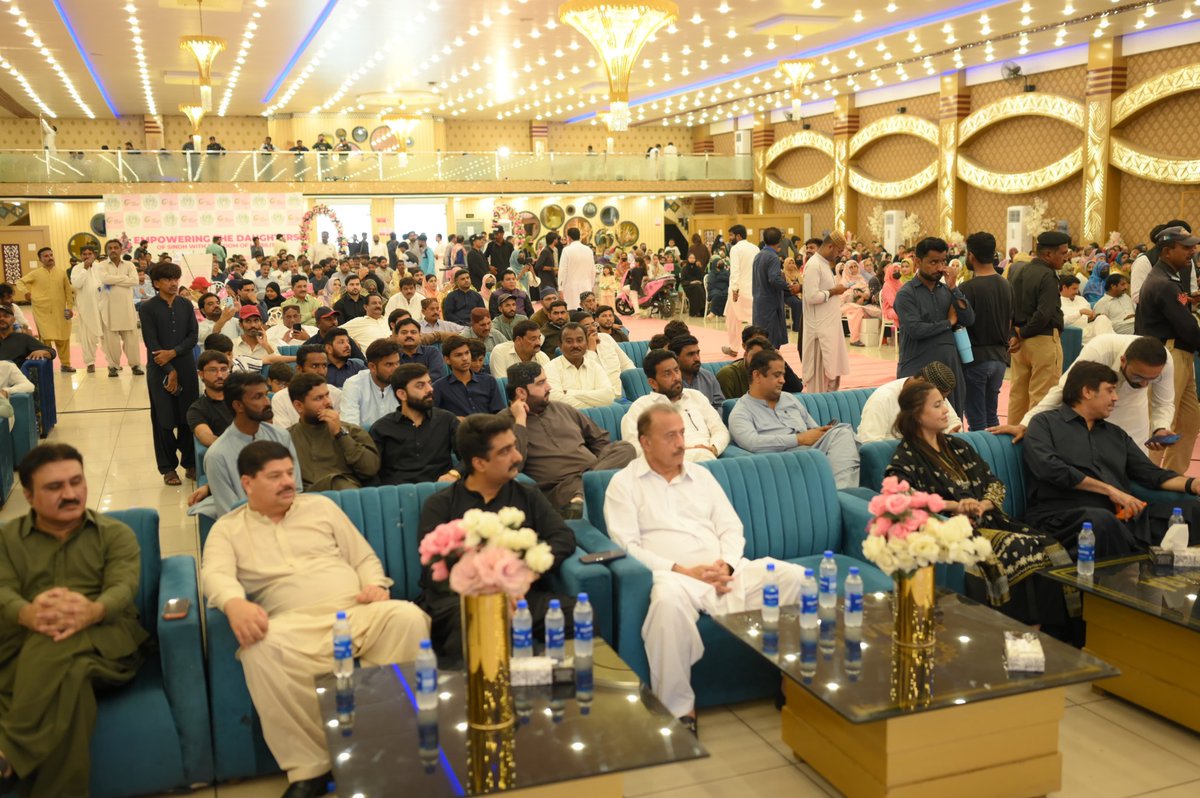 FaizullahK64113's tweet photo. شہید محترمہ بینظیر بھٹو کے خواتین کو بااختیار بنانے کے وژن کو آگے بڑھاتے ہوئے میرپورخاص میں خواتین کے لیے مفت پنک اسکوٹیز کی تقسیم ایک اہم اقدام ہے۔
#FreePinkScootyMirpurkhas #WomenEmpowerment https://t.co/6UBTXouu8v