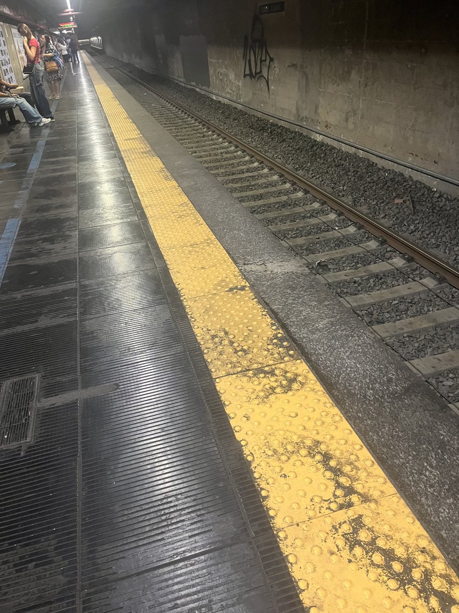 Raffaele0312's tweet photo. E’ finita l’estate..ma la gente nun se lava neanche adesso😱😱😱😱😱😱😱..me tocca sta’ a distanza 😂😂😂😂😂😂😂😂 https://t.co/aPDQJ3CanB
