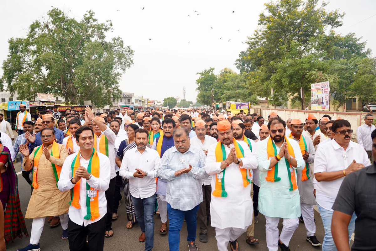 BJP4Maharashtra's tweet photo. सेवा संकल्प अभियान! 🪷

‘सेवा संकल्प अभियान’ अंतर्गत सुरू असलेल्या वडनगर ते वाराणसी सेवा संकल्प यात्रेचे आज अमरावती जिल्ह्यातील मोझरी येथील राष्ट्रसंत तुकडोजी महाराज यांच्या गुरुकुंज आश्रमात आगमन झाले. यावेळी माननीय प्रदेशाध्यक्ष रविंद्रजी चव्हाण यांनी राष्ट्रसंत तुकडोजी महाराजांच्या समाधी व गादीचे मनोभावे दर्शन घेतले. तसेच यात्रेत सहभागी सर्व पदाधिकारी व कार्यकर्त्यांचे मनःपूर्वक स्वागत केले.

याप्रसंगी वृक्षारोपण, सफाई कर्मचाऱ्यांचा सत्कार तसेच विद्यार्थ्यांना शालेय साहित्याचे वाटप करण्यात आले. 

@RaviDadaChavan #SevaMeraYogdan #SevaSankalpAbhiyan #SevaYatra