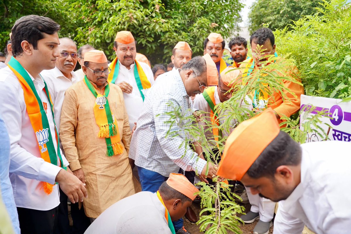 BJP4Maharashtra's tweet photo. सेवा संकल्प अभियान! 🪷

‘सेवा संकल्प अभियान’ अंतर्गत सुरू असलेल्या वडनगर ते वाराणसी सेवा संकल्प यात्रेचे आज अमरावती जिल्ह्यातील मोझरी येथील राष्ट्रसंत तुकडोजी महाराज यांच्या गुरुकुंज आश्रमात आगमन झाले. यावेळी माननीय प्रदेशाध्यक्ष रविंद्रजी चव्हाण यांनी राष्ट्रसंत तुकडोजी महाराजांच्या समाधी व गादीचे मनोभावे दर्शन घेतले. तसेच यात्रेत सहभागी सर्व पदाधिकारी व कार्यकर्त्यांचे मनःपूर्वक स्वागत केले.

याप्रसंगी वृक्षारोपण, सफाई कर्मचाऱ्यांचा सत्कार तसेच विद्यार्थ्यांना शालेय साहित्याचे वाटप करण्यात आले. 

@RaviDadaChavan #SevaMeraYogdan #SevaSankalpAbhiyan #SevaYatra