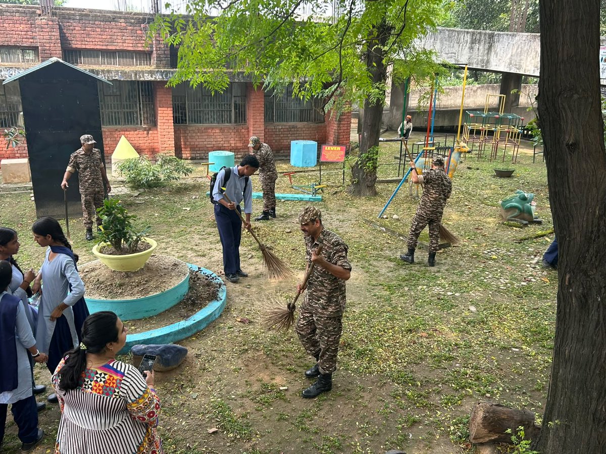 51Crpf's tweet photo. 51BN @crpfindia organized cleanliness drive on 25/09/26 at GMSSS,Kaimbwala,Chd. Teachers, students united with us to promote hygiene @ignwscrpf
@HMOIndia @PIBHomeAffairs @PMOIndia @SwachhBharatGov @SwachhBharat @MoHUA_India @MoJSDDWS
#SHS2026 #SwachhataHiSeva2026 #Swachhotsav https://t.co/wpShCll20S