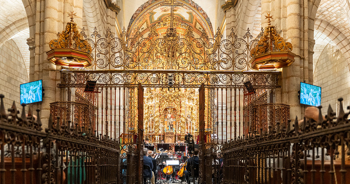 FundacionOex's tweet photo. 750 años después de su consagración, la Catedral de Badajoz se llenó de gente y música para celebrar tan importante aniversario. Imposible encontrar una ocasión mejor para el primer concierto de la Orquesta de Extremadura en su interior. https://t.co/PrhC4VKuKk
