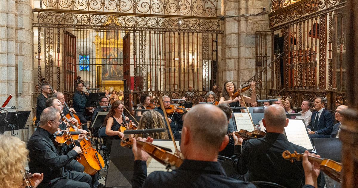 FundacionOex's tweet photo. 750 años después de su consagración, la Catedral de Badajoz se llenó de gente y música para celebrar tan importante aniversario. Imposible encontrar una ocasión mejor para el primer concierto de la Orquesta de Extremadura en su interior. https://t.co/PrhC4VKuKk