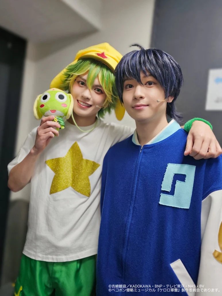 keroro_musical's tweet photo. 🌟#ケロミュ 公演グッズ紹介🌟

＼\劇場で販売中🛍️/／

🐸ケロロポシェット
ミュージカルオリジナル衣裳を着用したケロロ軍曹のぬいぐるみポシェット✨️
衣裳はスナップボタンで着脱も可能です🎶

上演中、膝の上に置いてご観劇OK❕️
ケロロが落下しないよう、ストラップは首からおかけください🫡
※その他のぬいぐるみは鞄におしまいください

👇グッズ詳細はこちら
https://t.co/JFtlU6Nsmx

#ケロミュ #ケロロ軍曹