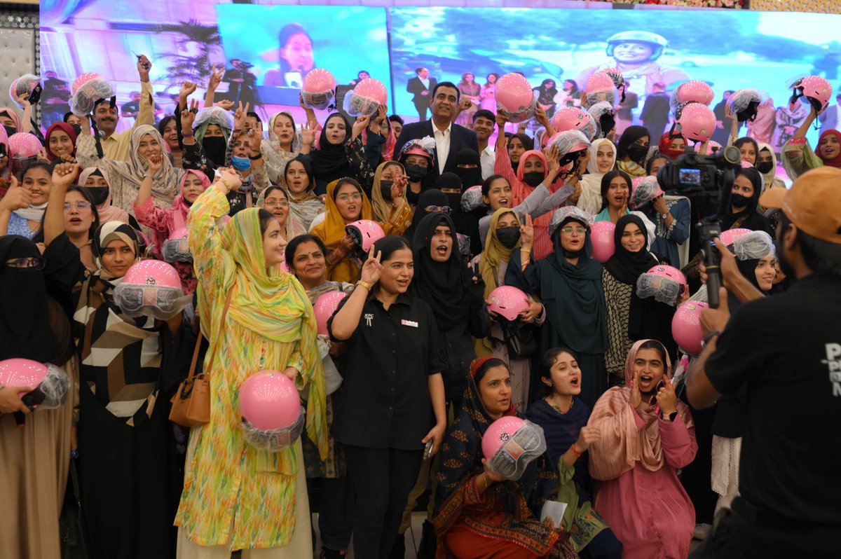 FaizullahK64113's tweet photo. شہید محترمہ بینظیر بھٹو کے خواتین کو بااختیار بنانے کے وژن کو آگے بڑھاتے ہوئے میرپورخاص میں خواتین کے لیے مفت پنک اسکوٹیز کی تقسیم ایک اہم اقدام ہے۔
#FreePinkScootyMirpurkhas #WomenEmpowerment https://t.co/6UBTXouu8v