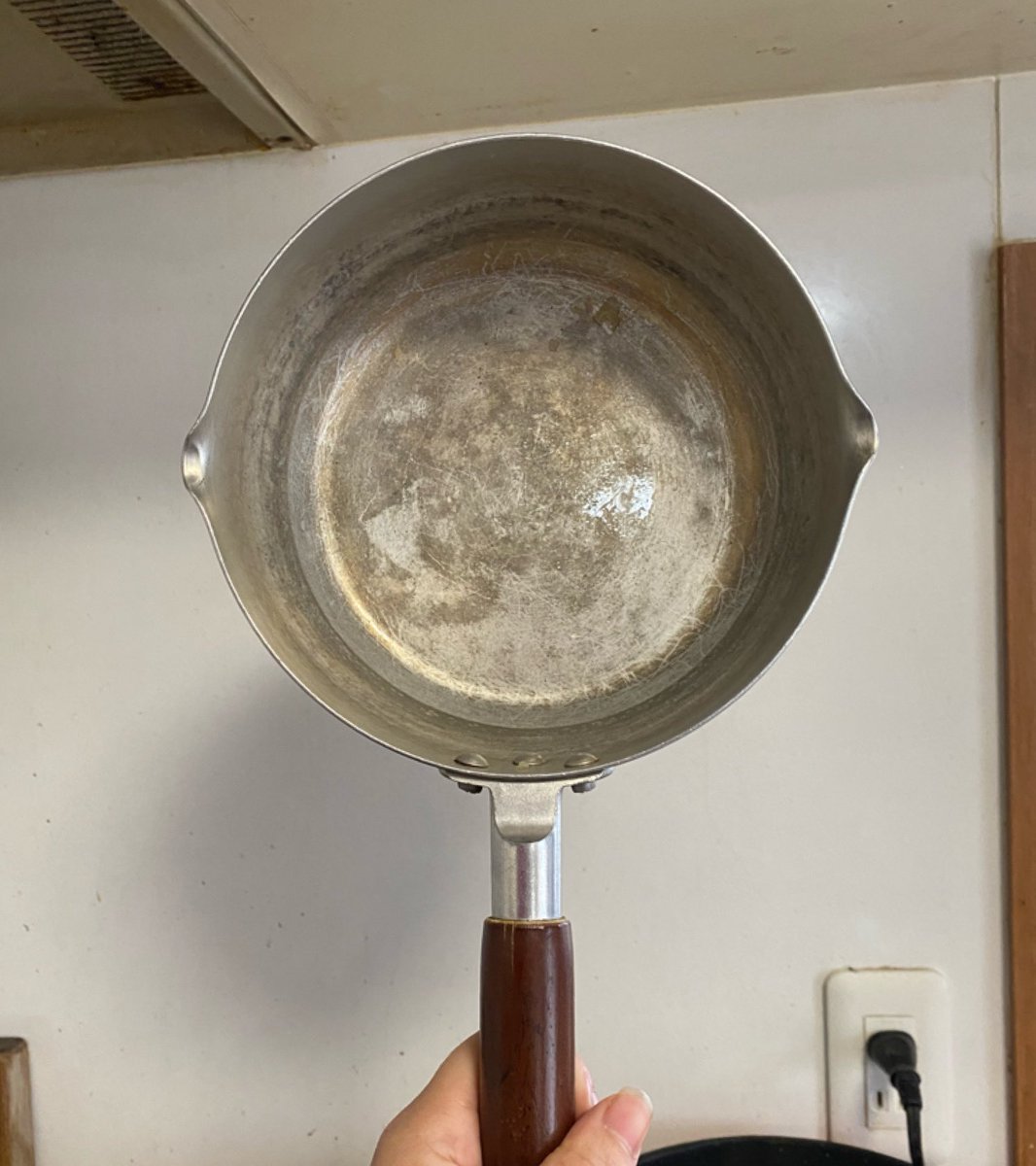 114514Maaa's tweet photo. 鍋の底を真っ黒な背景に置くだけで、めちゃくちゃ綺麗な月を作れます。 https://t.co/6pbylh4OWz