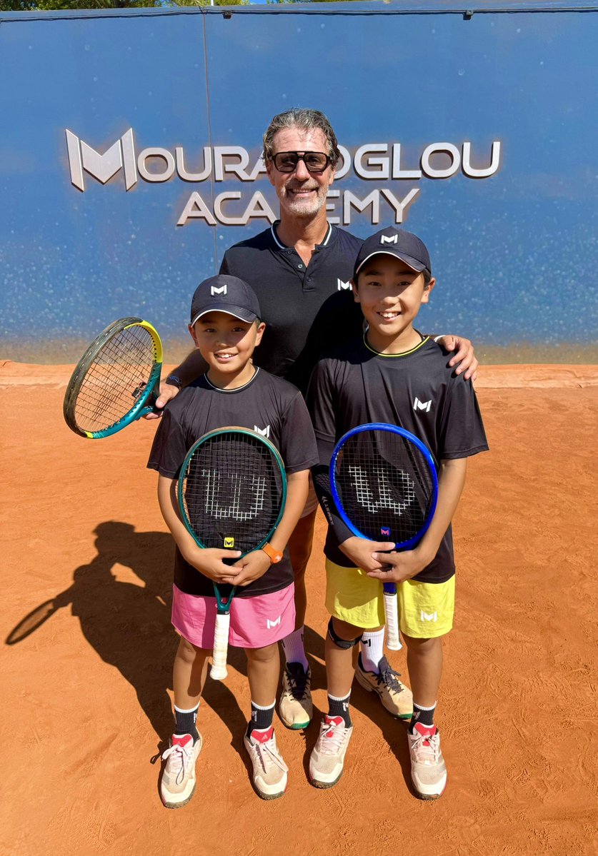 JiRo_NoSuKe's tweet photo. Session with @patrickmouratoglou 🇫🇷

thanks for coaching the Owaki brothers on their backhands👦🎾👦

@mouratoglou_academy 

#tennis
#mouratoglou 
#instagram 
#instamood 
#love https://t.co/27bRDpPc1a