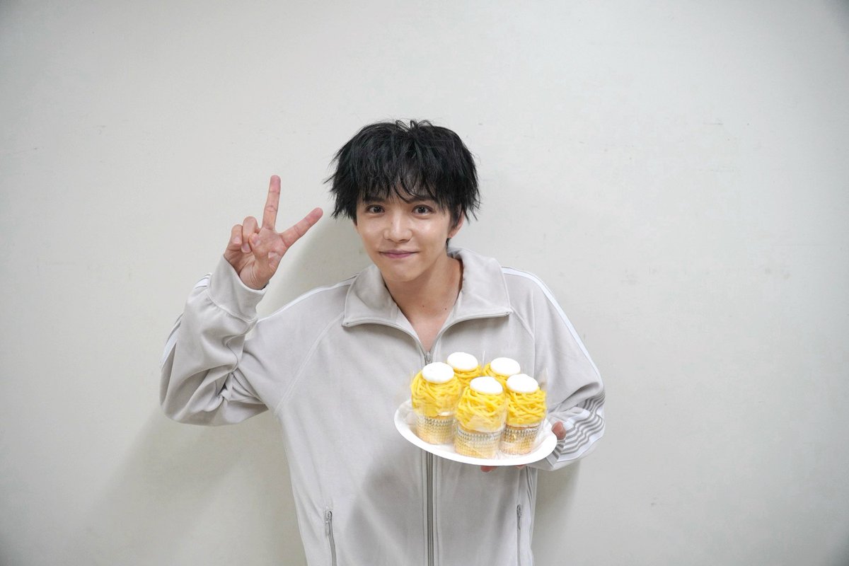 taiki__official's tweet photo. なんと…！！
DayDay.生放送での
僕のおねだりを…

山里さんが
本当に叶えてくれました⭐️

可愛いモンブランの差し入れを
沢山いただきました！！
(写真はごく一部です🙏🏻✨)

本当にありがとうございます😭
ライブ頑張ります🌰

@YAMA414 @ntv_DayDay https://t.co/gUIQ2WDYTi