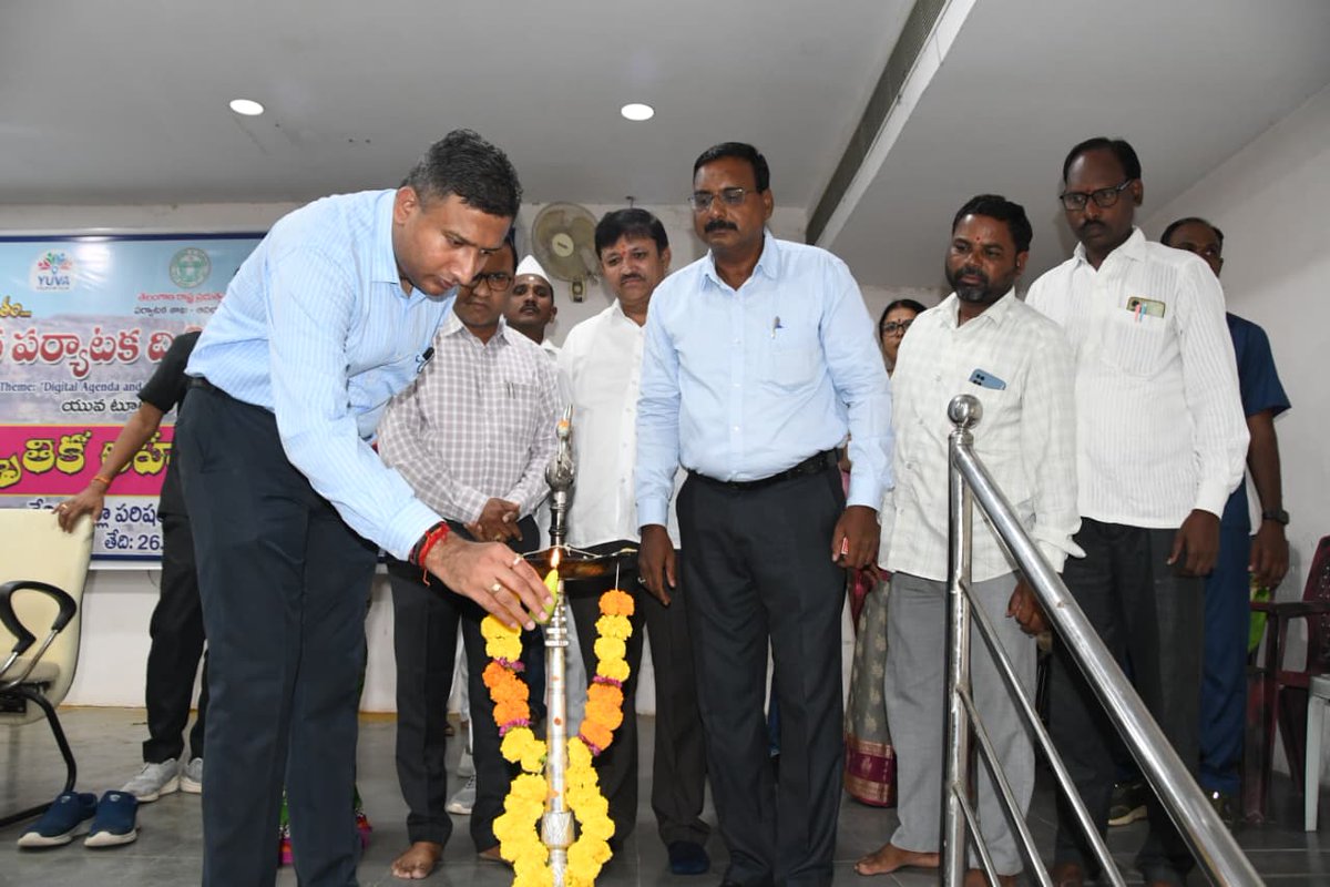 Collector_ADB's tweet photo. శనివారం స్థానిక జడ్పీ సమావేశ మందిరంలో ప్రపంచ పర్యాటక దినోత్సవం–2026 సందర్భంగా జిల్లా పర్యాటక శాఖ ఆధ్వర్యంలో నిర్వహించిన డిజిటల్ అజెండా అండ్ ఆర్టిఫిషియల్ ఇంటెలిజెన్స్ టు రీడిజైన్ టూరిజం కార్యక్రమానికి జిల్లా కలెక్టర్ రాజర్షిషా ముఖ్య అతిథిగా హాజరై జ్యోతి ప్రజ్వలన చేసి ప్రారంభించారు.

అనంతరం వివిధ పోటీల్లో గెలుపొందిన విద్యార్థులకు కలెక్టర్ నగదు బహుమతులు, ప్రశంస పత్రాలను అందజేశారు 

ఈ కార్యక్రమంలో డిఆర్డిఏ రవీందర్ రాథోడ్, విద్యాశాఖ అధికారిణి మాధవి, డిఐఈఓ జాదవ్ గణేష్, పర్యాటక శాఖ అధికారి రవికుమార్, ఉపాధ్యాయులు, విద్యార్థులు, ఇతర శాఖల అధికారులు, సిబ్బంది, తదితరులు పాల్గొన్నారు-1/2.
#ADILABAD #GovernmentOfTelangana #IPRTELANGANA #TelanganaRising2047 #TelanganaRising #Telangana #IncredibleIndia #Tourism #UNESCO #ExploreTelangana #NatureIndia #WeekendGetaway #KuntalaWaterfalls #WATCH

@TelanganaCMO
@TelanganaCS
@CPRO_TGCM
@Bhatti_Mallu
@INC_Ponguleti
@Ponnam_INC
@jupallyk_rao
@seethakkaMLA
@RajarshiShahIAS
@AiTelangana
@incredibleindia
@cdmatelangana
@DMCellTS
@DigitalMediaTG
@EmergingTechTS
@MinOfCultureGoI
@tourismgoi
@PIBCulture
@TravelTelangana
@NewsArenaIndia
@NewsMeter_in
@tsdamindia
@CBC_MIB
@PIBHindi
@PIB_India
@MIB_India
@PTI_News
@DCsofIndia
@DDNewslive
@DDNational
@IasTelangana
@IPRTelangana
@PIBFactCheck
@PTINews_Bhasha