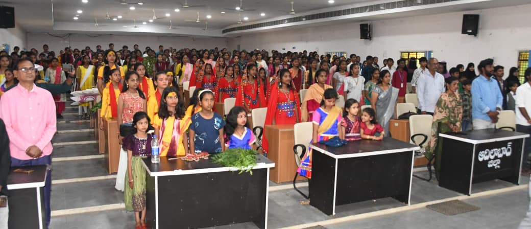 Collector_ADB's tweet photo. శనివారం స్థానిక జడ్పీ సమావేశ మందిరంలో ప్రపంచ పర్యాటక దినోత్సవం–2026 సందర్భంగా జిల్లా పర్యాటక శాఖ ఆధ్వర్యంలో నిర్వహించిన డిజిటల్ అజెండా అండ్ ఆర్టిఫిషియల్ ఇంటెలిజెన్స్ టు రీడిజైన్ టూరిజం కార్యక్రమానికి జిల్లా కలెక్టర్ రాజర్షిషా ముఖ్య అతిథిగా హాజరై జ్యోతి ప్రజ్వలన చేసి ప్రారంభించారు.

అనంతరం వివిధ పోటీల్లో గెలుపొందిన విద్యార్థులకు కలెక్టర్ నగదు బహుమతులు, ప్రశంస పత్రాలను అందజేశారు 

ఈ కార్యక్రమంలో డిఆర్డిఏ రవీందర్ రాథోడ్, విద్యాశాఖ అధికారిణి మాధవి, డిఐఈఓ జాదవ్ గణేష్, పర్యాటక శాఖ అధికారి రవికుమార్, ఉపాధ్యాయులు, విద్యార్థులు, ఇతర శాఖల అధికారులు, సిబ్బంది, తదితరులు పాల్గొన్నారు-1/2.
#ADILABAD #GovernmentOfTelangana #IPRTELANGANA #TelanganaRising2047 #TelanganaRising #Telangana #IncredibleIndia #Tourism #UNESCO #ExploreTelangana #NatureIndia #WeekendGetaway #KuntalaWaterfalls #WATCH

@TelanganaCMO
@TelanganaCS
@CPRO_TGCM
@Bhatti_Mallu
@INC_Ponguleti
@Ponnam_INC
@jupallyk_rao
@seethakkaMLA
@RajarshiShahIAS
@AiTelangana
@incredibleindia
@cdmatelangana
@DMCellTS
@DigitalMediaTG
@EmergingTechTS
@MinOfCultureGoI
@tourismgoi
@PIBCulture
@TravelTelangana
@NewsArenaIndia
@NewsMeter_in
@tsdamindia
@CBC_MIB
@PIBHindi
@PIB_India
@MIB_India
@PTI_News
@DCsofIndia
@DDNewslive
@DDNational
@IasTelangana
@IPRTelangana
@PIBFactCheck
@PTINews_Bhasha