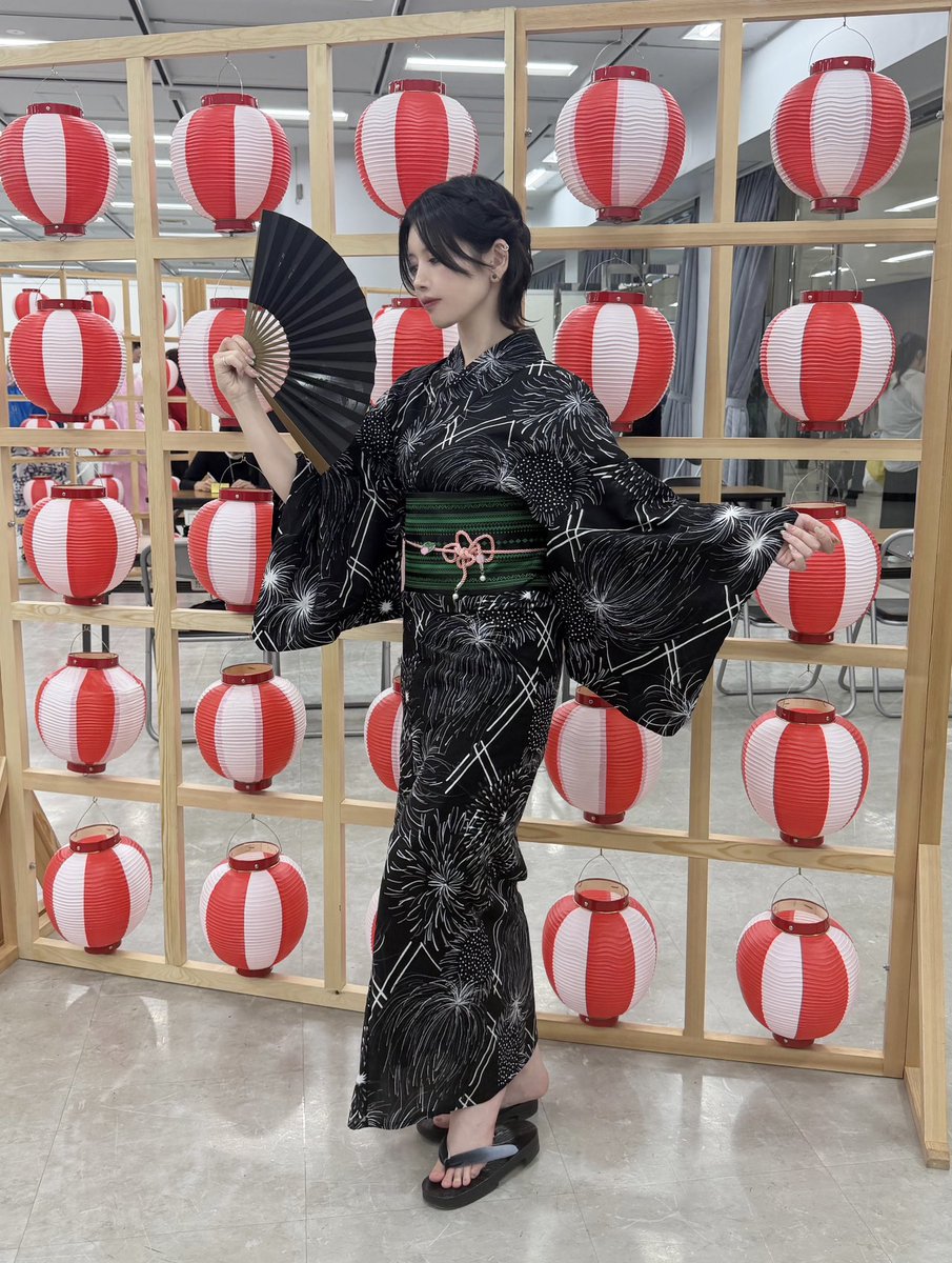 happyjamjam_s2's tweet photo. コジプロ扇子
🪭👘✨☔️🌈🐟🦀🐋
#KOJIMAPRODUCTIONS #StrandStore https://t.co/xFyXCJGikh