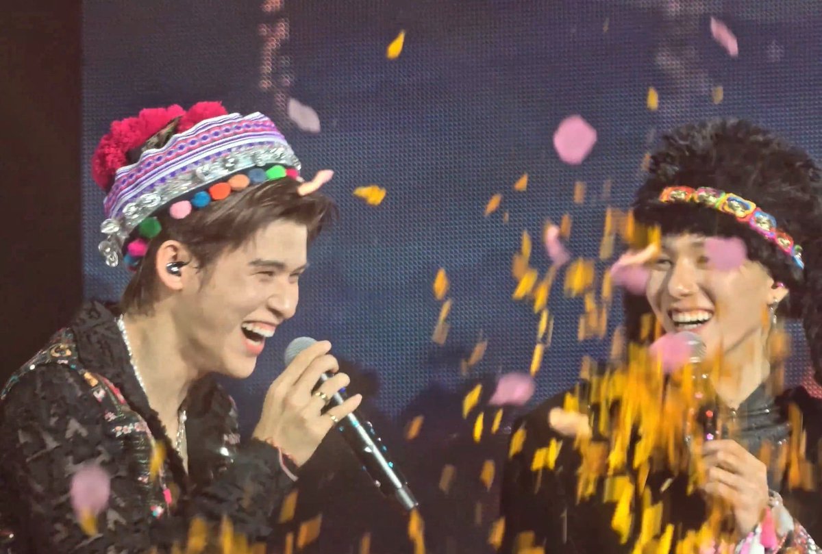 ribo_bonnz's tweet photo. อีกเรื่องที่ชอบในคอนสกายนานิคือคอสตูมง่ะ มันน่ารักตรงเขาใส่ดีเทลไทยๆไว้ในชุดประยุกต์ สเตจชวนน้องล่องใต้ ธิดาประจำอำเภอมีลูกปัดแบบในชุดโนราห์ ให้รู้ว่าอยู่ใต้นะ พอไปเหนือก็ชุดพื้นเมือง หมวก เครื่องเงิน อีสานก็ลายผ้าขาวม้า&amp;สก๊อต สีจี๊ดๆ ฟีลแหยมยโสธร ชุดหลานก็สวยมาก อยากดูอีกว่ะ🥹 https://t.co/Ip8Y4swRfY