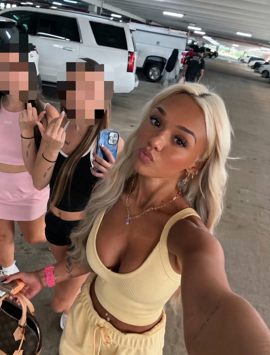 youpaylexi's tweet photo. these two are gonna carry my shopping bags all day 🤭 https://t.co/lbwBNb4bak