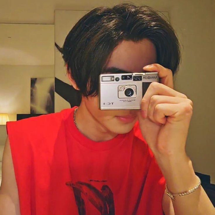 hoon_iceprince's tweet photo. hoon and his tc-1 film camera ♡♡♡ https://t.co/QZyGvXIjKD