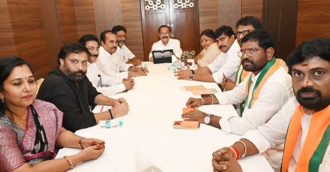 Keerthana_JSP's tweet photo. కలసి కట్టుగా పనిచేద్దాం...

ఈరోజు తిరుపతిలోని ప్రముఖ హోటల్లో కూటమి ముఖ్య నేతలు  బేటీ అయ్యరు  రాబోయే స్థానిక సంస్థ ఎన్నికల గురించి సీట్లు సర్దుబాట్ల గురించి అలాగే ఎక్కడెక్కడ ఏ పార్టీ బలంగా ఉన్నారు మునిసిపల్ కార్పొరేషన్ లో 66 స్థానాలు గెలిచే విధంగా ఒక ప్రణాళిక సిద్ధం చేసుకునే ఏర్పాటు చేసుకున్నారు ఎవరు పోటీ చేసిన కలిసి కట్టుగా పనిచేసి గెలిపించాలి

 ఈ కార్యక్రమంలో కూటమి నేతలు తిరుపతి పార్లమెంటరీ జనసేన ఇన్చార్జిగా వచ్చిన ఎమ్మెల్యే ధర్మరాజు  గారు,ఆరని శ్రీనివాసులు గారు,పార్లమెంట్ కమిటీ సభ్యులు కిరణ్ గారు, కీర్తన గారు, విజయ్ గారు
 టిడిపి పార్లమెంట్ కమిటీ సభ్యులు
బాలాజీ,గారు పనబాక లక్ష్మి గారు,జేబీ శ్రీనివాస్ గారు, కోల ఆనంద్ గారు,సామంచి శ్రీనివాస్. గారు,దాయకర్ లు పాల్గినారు