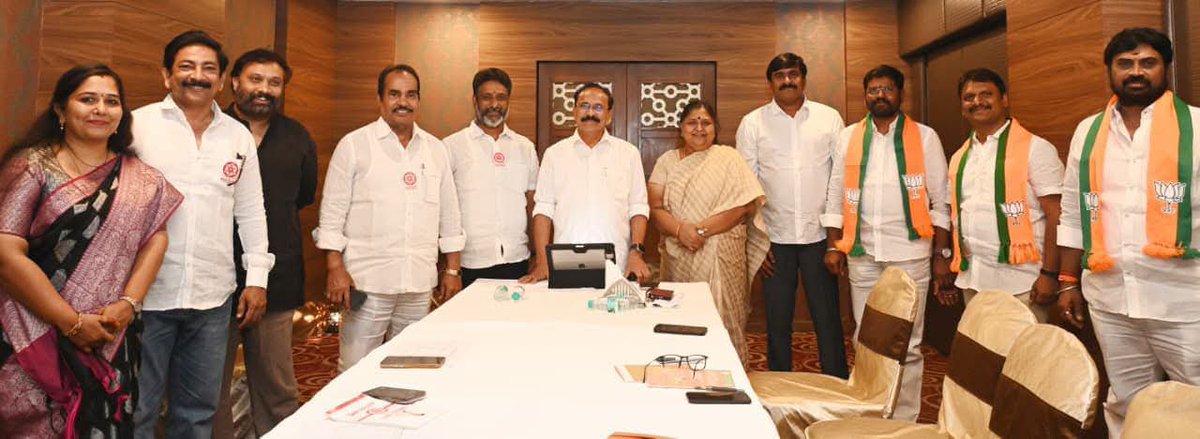 Keerthana_JSP's tweet photo. కలసి కట్టుగా పనిచేద్దాం...

ఈరోజు తిరుపతిలోని ప్రముఖ హోటల్లో కూటమి ముఖ్య నేతలు  బేటీ అయ్యరు  రాబోయే స్థానిక సంస్థ ఎన్నికల గురించి సీట్లు సర్దుబాట్ల గురించి అలాగే ఎక్కడెక్కడ ఏ పార్టీ బలంగా ఉన్నారు మునిసిపల్ కార్పొరేషన్ లో 66 స్థానాలు గెలిచే విధంగా ఒక ప్రణాళిక సిద్ధం చేసుకునే ఏర్పాటు చేసుకున్నారు ఎవరు పోటీ చేసిన కలిసి కట్టుగా పనిచేసి గెలిపించాలి

 ఈ కార్యక్రమంలో కూటమి నేతలు తిరుపతి పార్లమెంటరీ జనసేన ఇన్చార్జిగా వచ్చిన ఎమ్మెల్యే ధర్మరాజు  గారు,ఆరని శ్రీనివాసులు గారు,పార్లమెంట్ కమిటీ సభ్యులు కిరణ్ గారు, కీర్తన గారు, విజయ్ గారు
 టిడిపి పార్లమెంట్ కమిటీ సభ్యులు
బాలాజీ,గారు పనబాక లక్ష్మి గారు,జేబీ శ్రీనివాస్ గారు, కోల ఆనంద్ గారు,సామంచి శ్రీనివాస్. గారు,దాయకర్ లు పాల్గినారు