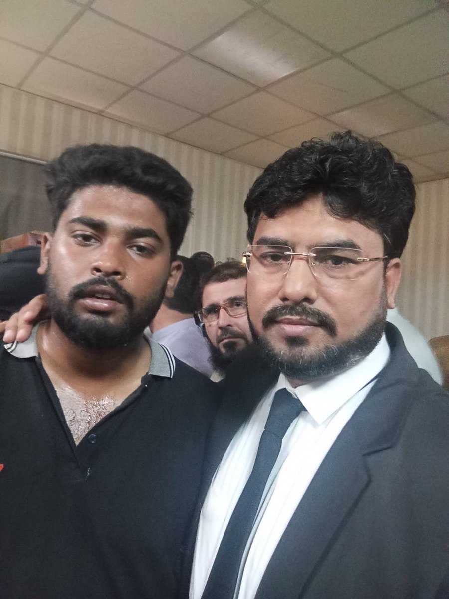 Mr_OmarMalik's tweet photo. آغا سرور کے لیئے بھرپور آواز اُٹھائیں۔۔۔
آواز اُٹھانا ہم سب پر فرض ہے۔۔۔۔ https://t.co/3nTGTS9gnb