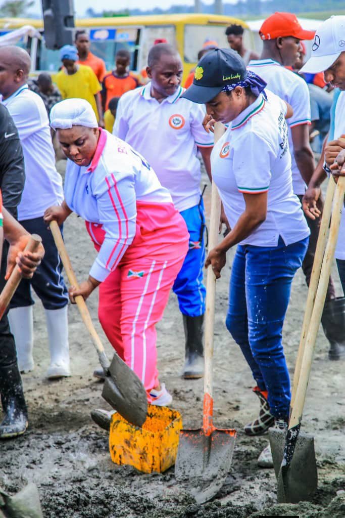 ErnestBara75262's tweet photo. #Burundi
Umugambi urabandanya Vision 2040 _2060
Uti iyo winjiye mw'Irembo urashobora kubona ko munzu ari Umusaka canke ko hasa neza son excellence @Burundi1stLady
Lors des travaux Communautaire de ce Samedi 26 sept 2026 Rond Point Mélchior NDADAYE #Intumwa #Ikiriho #RTNB https://t.co/R9sox0Q6Iq