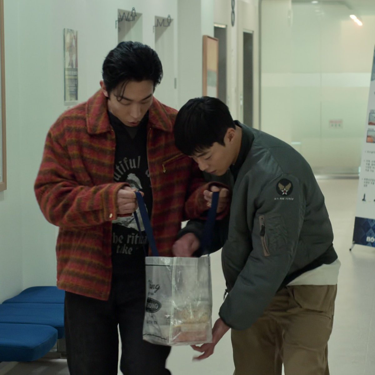 dltkddlgkqslek's tweet photo. 이 다음이.                                                       >이거.
인것도 좀 억울함. 신혼부부 사귀게 된 경위는 좀 말해줘라. 결혼식 초대 못 받은 것도 억울한데 썸에서 결혼생활 3년차로 패스하는건 좀 너무하지 않아? 그사이에 하나는 이직하고 하나는 초고속 승진한거 같던데,, https://t.co/TXP0XmTUQX
