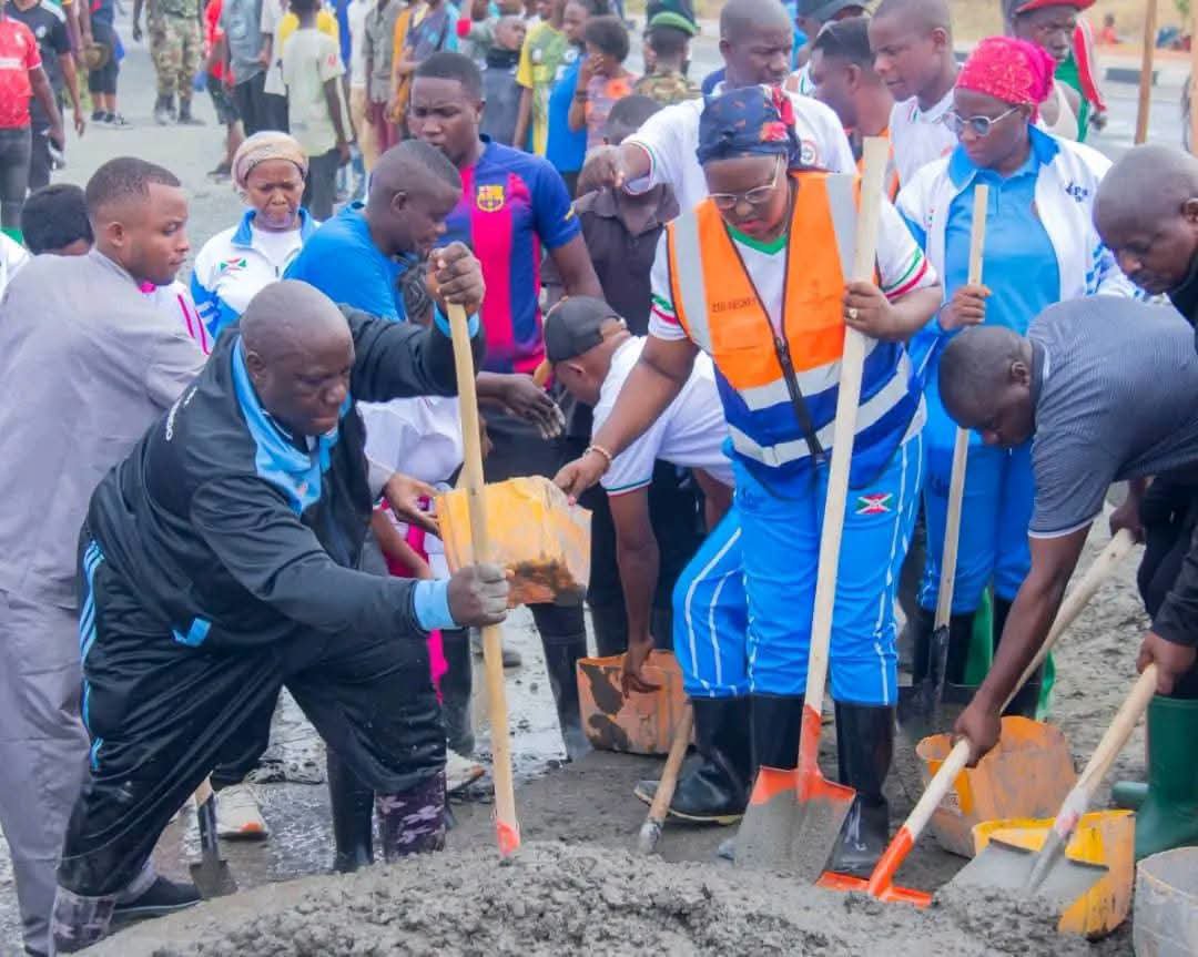 ErnestBara75262's tweet photo. #Burundi
Umugambi urabandanya Vision 2040 _2060
Uti iyo winjiye mw'Irembo urashobora kubona ko munzu ari Umusaka canke ko hasa neza son excellence @Burundi1stLady
Lors des travaux Communautaire de ce Samedi 26 sept 2026 Rond Point Mélchior NDADAYE #Intumwa #Ikiriho #RTNB https://t.co/R9sox0Q6Iq