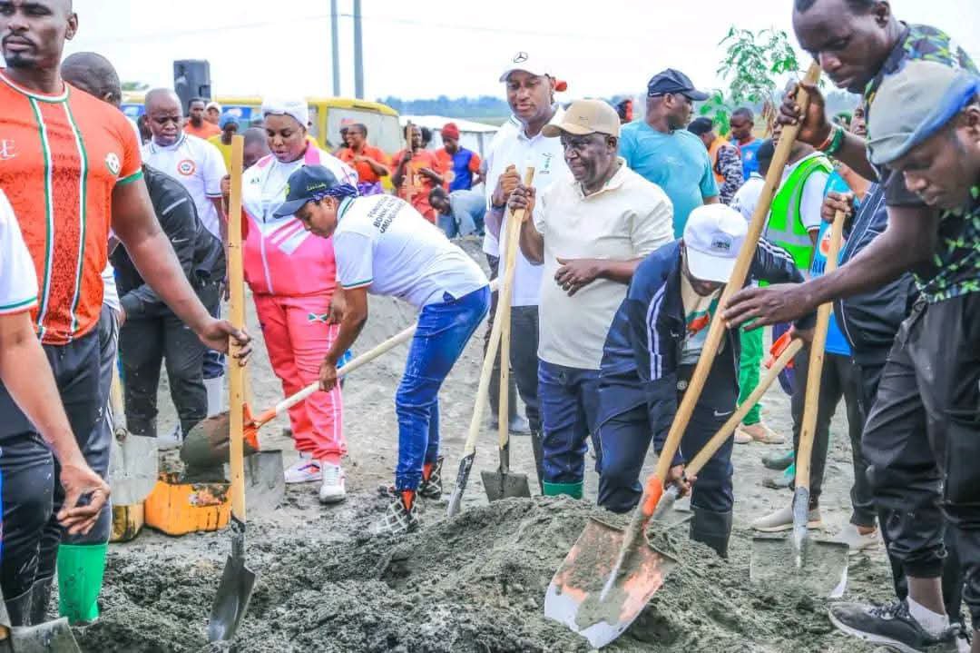 ErnestBara75262's tweet photo. #Burundi
Umugambi urabandanya Vision 2040 _2060
Uti iyo winjiye mw'Irembo urashobora kubona ko munzu ari Umusaka canke ko hasa neza son excellence @Burundi1stLady
Lors des travaux Communautaire de ce Samedi 26 sept 2026 Rond Point Mélchior NDADAYE #Intumwa #Ikiriho #RTNB https://t.co/R9sox0Q6Iq