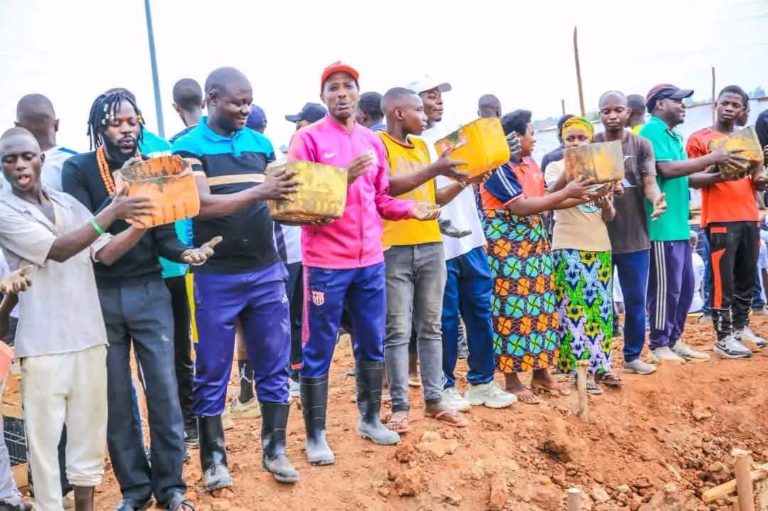 ErnestBara75262's tweet photo. #Burundi
Umugambi urabandanya Vision 2040 _2060
Uti iyo winjiye mw'Irembo urashobora kubona ko munzu ari Umusaka canke ko hasa neza son excellence @Burundi1stLady
Lors des travaux Communautaire de ce Samedi 26 sept 2026 Rond Point Mélchior NDADAYE #Intumwa #Ikiriho #RTNB https://t.co/R9sox0Q6Iq