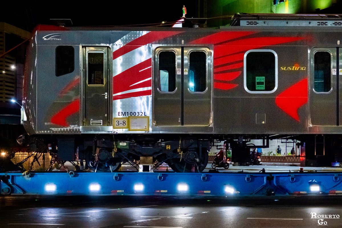 StTopHat's tweet photo. The 8th and final car of the third NSCR train-set has finally set out for delivery

I can’t wait for when the fourth set starts to be delivered too https://t.co/sbfngPLKJO
