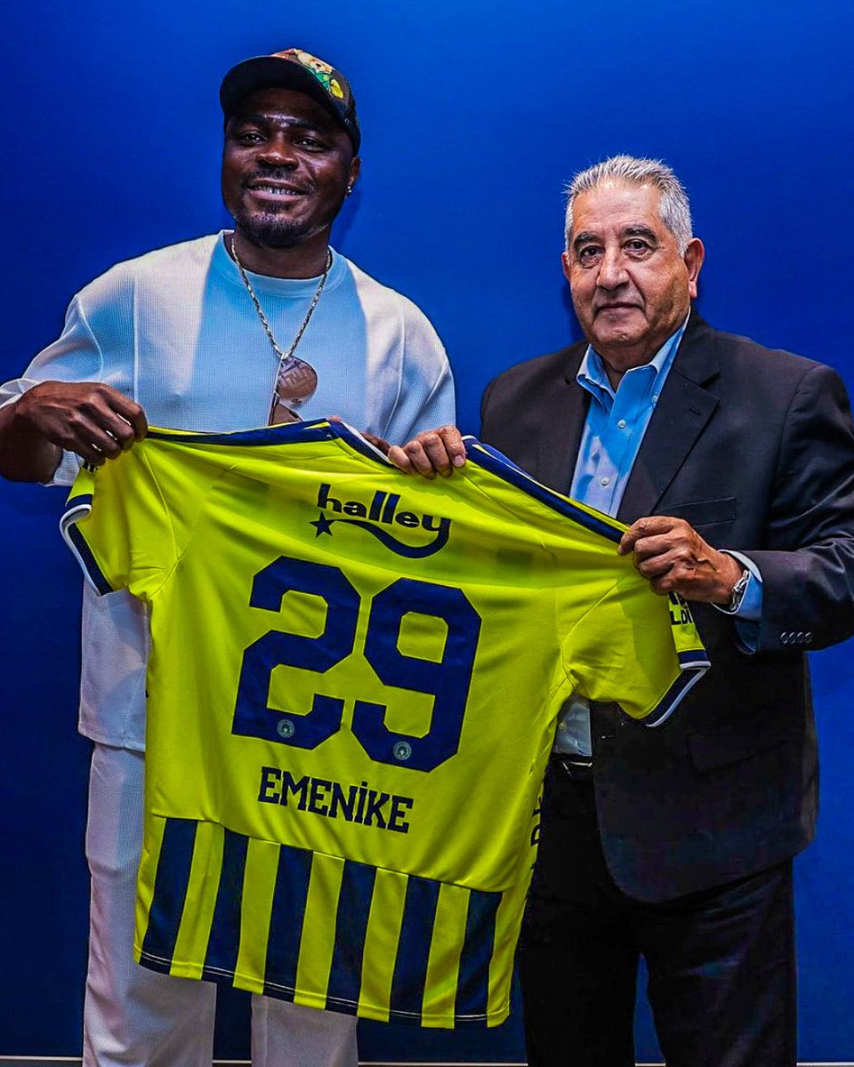 eurofootcom's tweet photo. 🟡🔵 Emmanuel Emenike visited to his former club Fenerbahçe! 🇳🇬🇹🇷✨

He was there for 4 years and was part of the last Fenerbahçe squad to win the Turkish league title (2013/14).

Emenike registered 47 goal contributions in 93 appearances for the Turkish club. ✅ https://t.co/6Ejlg4jqCl