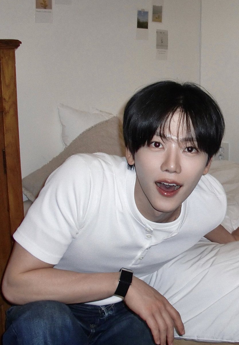 itznajaem's tweet photo. jaemin looks so boyfriend everytime hes just in a plain white tshirt and jeans https://t.co/haESTnIoxI