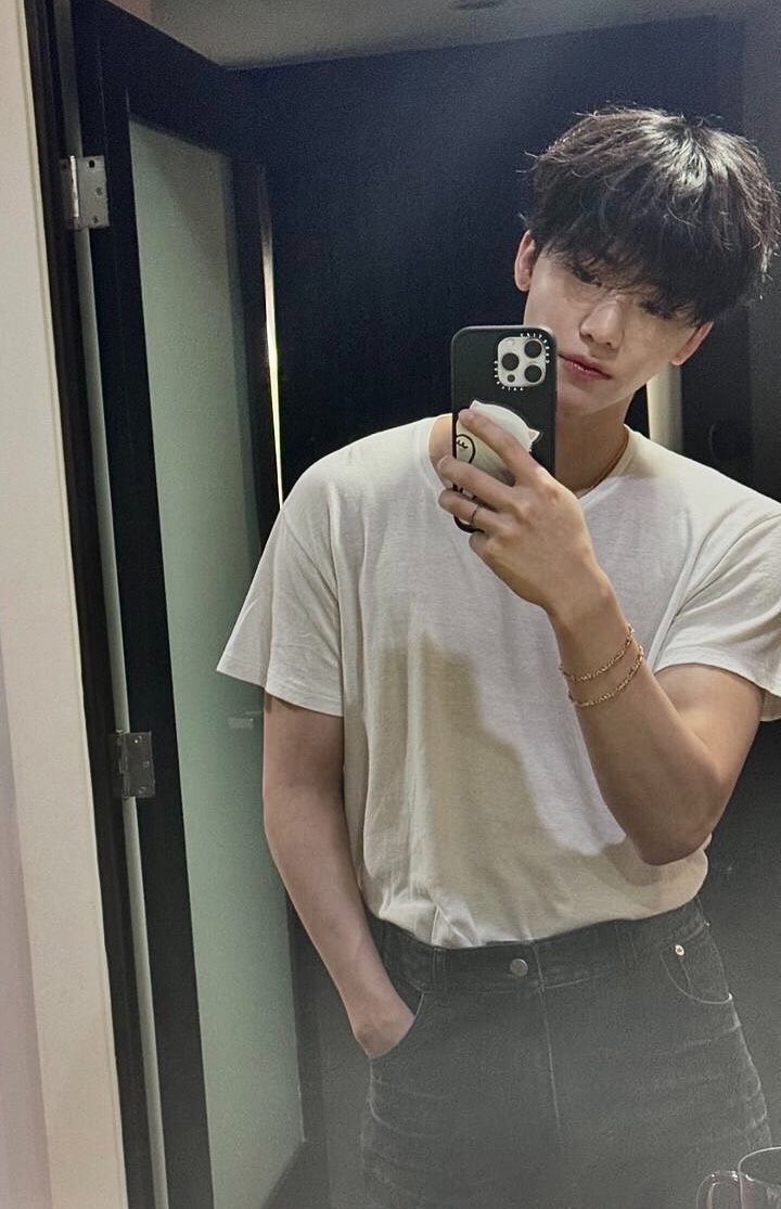 itznajaem's tweet photo. jaemin looks so boyfriend everytime hes just in a plain white tshirt and jeans https://t.co/haESTnIoxI