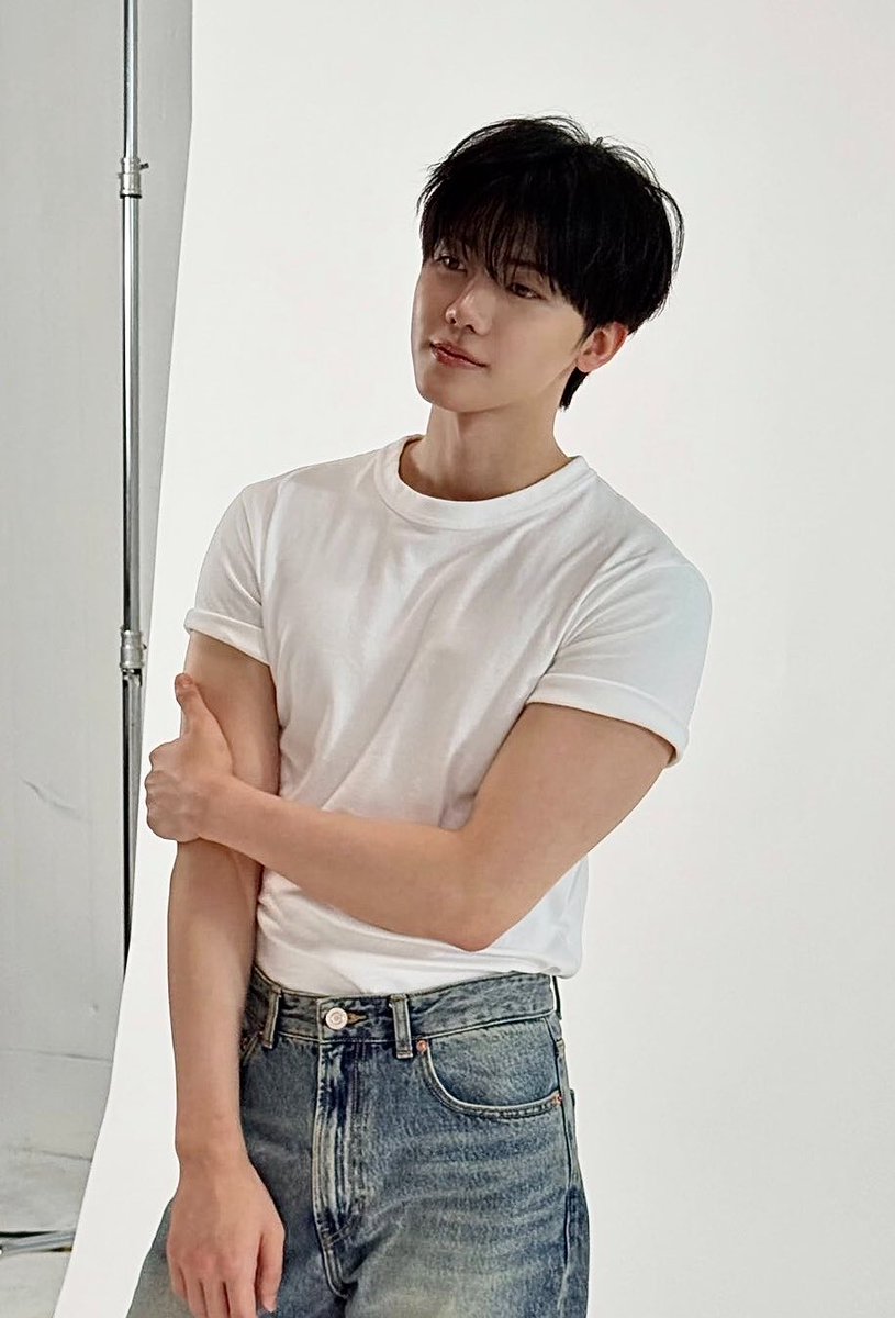 itznajaem's tweet photo. jaemin looks so boyfriend everytime hes just in a plain white tshirt and jeans https://t.co/haESTnIoxI