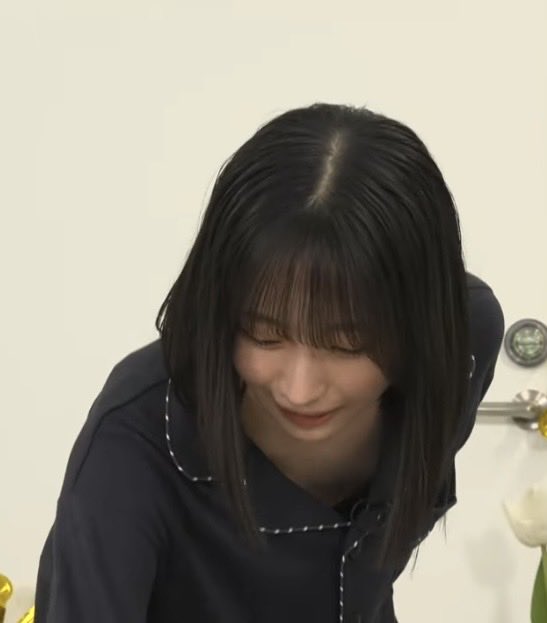 sn1abo's tweet photo. 生配信見てたけど、愛の胸元が緩くなるタイミングが適度にあってよかった
さすがに完全な谷間は拝めなかったけど深夜の俺にはこれで充分

途中から愛が前屈みになるタイミングで明らかに画角が変わってたからスタッフ側からは見えてたかもね
おじさんスタッフ羨ま〜

#日向坂46
#大野愛実 https://t.co/eCrrzCNsRw