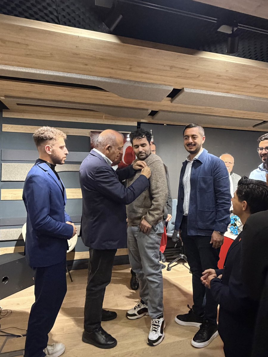 ArasENGEZ's tweet photo. İl Başkanlığımızda 17. hafta üye katılım törenimizi gerçekleştirdik.

Gençliğin enerjisiyle büyüyor, mücadelemizi güçlendiriyoruz.

Aramıza katılan yeni yol arkadaşlarımıza hoş geldiniz diyor, törenimize katılan herkese teşekkür ediyoruz.

Genç arkadaşlarımızı bu mücadeleyi birlikte büyütmeye davet ediyoruz!