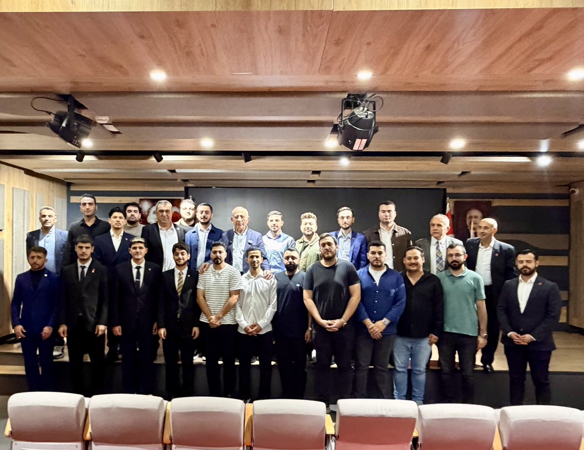 ArasENGEZ's tweet photo. İl Başkanlığımızda 17. hafta üye katılım törenimizi gerçekleştirdik.

Gençliğin enerjisiyle büyüyor, mücadelemizi güçlendiriyoruz.

Aramıza katılan yeni yol arkadaşlarımıza hoş geldiniz diyor, törenimize katılan herkese teşekkür ediyoruz.

Genç arkadaşlarımızı bu mücadeleyi birlikte büyütmeye davet ediyoruz!