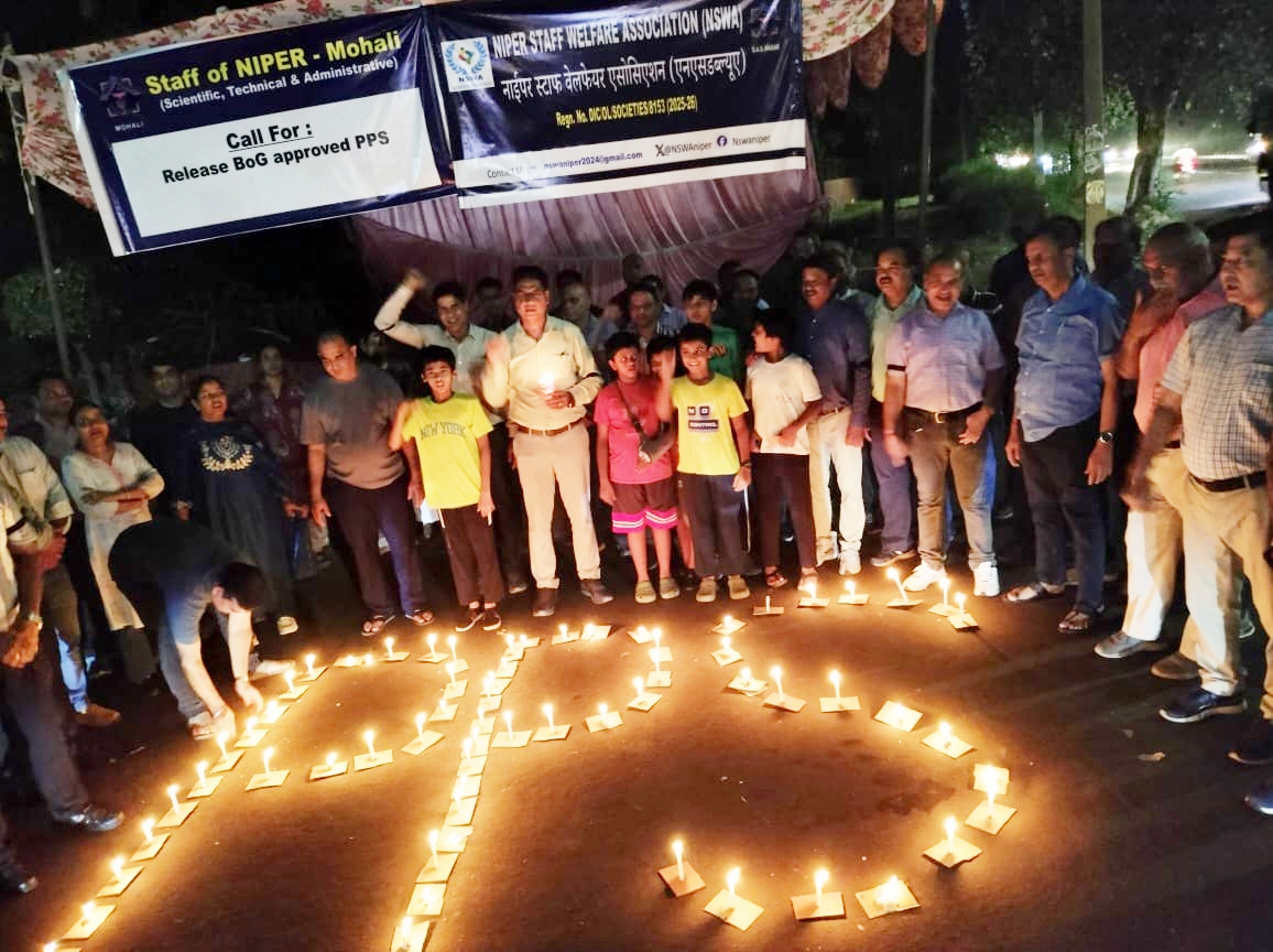 NSWAniper's tweet photo. प्रदर्शन के 24वें दिन डायरेक्टर के साथ मीटिंग के दौरान, डायरेक्टर ने साफ़ कहा कि कोई भी फ़ैसला सिर्फ़ मंत्रालय ही ले सकता है; उनके हाथ बंधे हुए हैं। बातचीत बेनतीजा रहने के बाद, NIPER के नॉन-टीचिंग स्टाफ़ ने 25 सितंबर को कैंडल मार्च किया। https://t.co/2U2mV69Eae